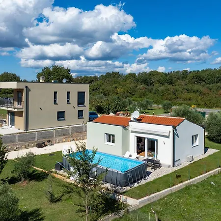 بيت للعطل Pool House Renata *